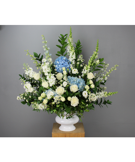 A grand bouquet of exquisite white and blue blooms reminiscent of clear skies. 