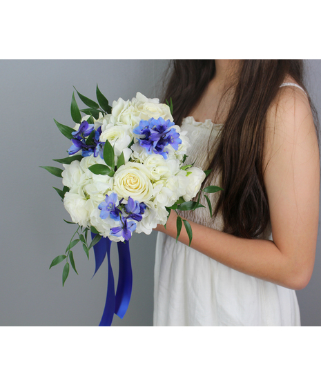 Step into the spotlight with the enchanting Gianna Bouquet, a stunning hand-tied arrangement designed to make you feel like the belle of the ball at your high school prom.