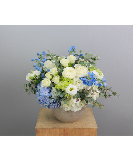 Nantucket Charm is a timeless coastal-inspired floral arrangement that captures the breezy elegance of Nantucket.